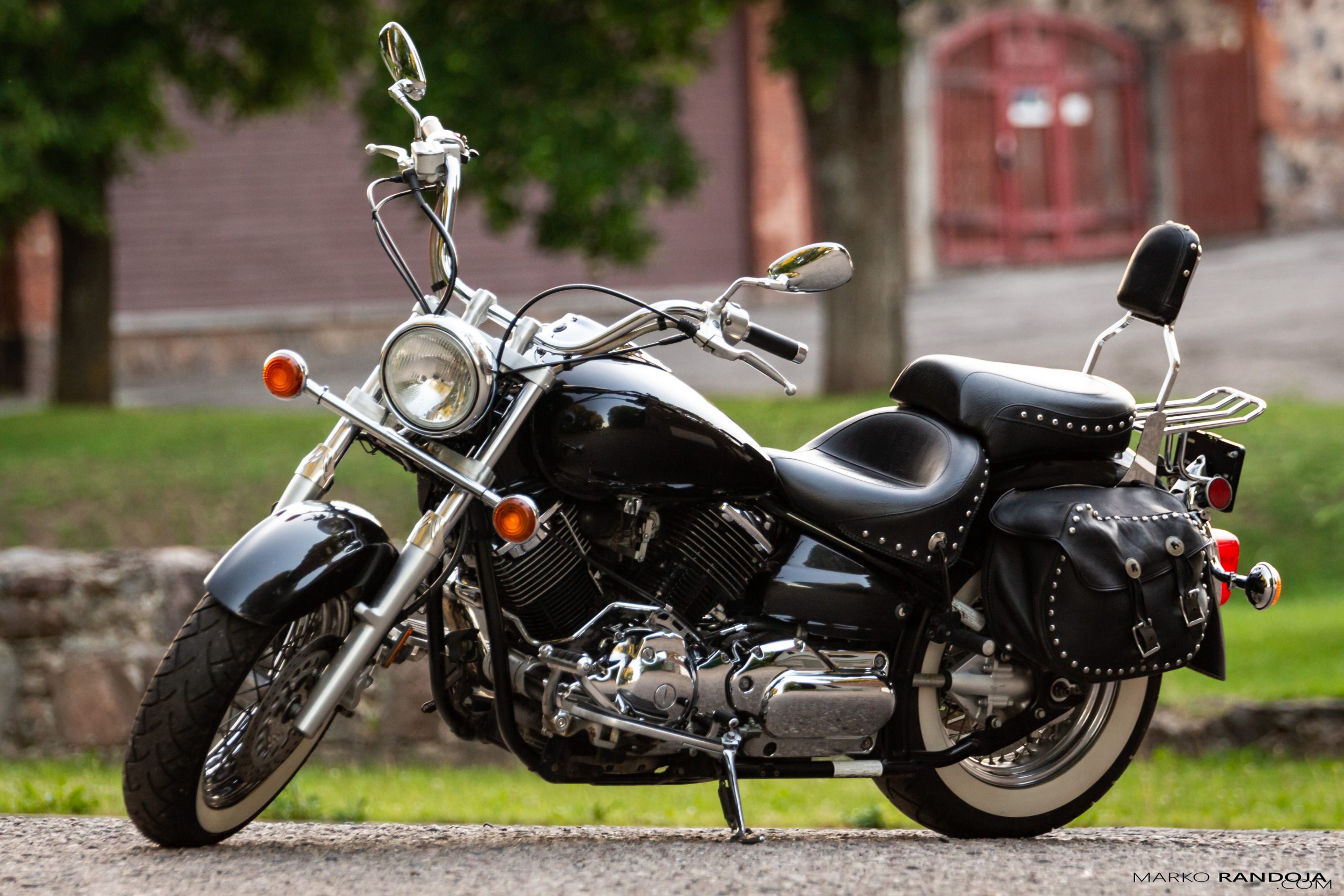 Dzopper stiilis must mootorratas parkimas lossi ees