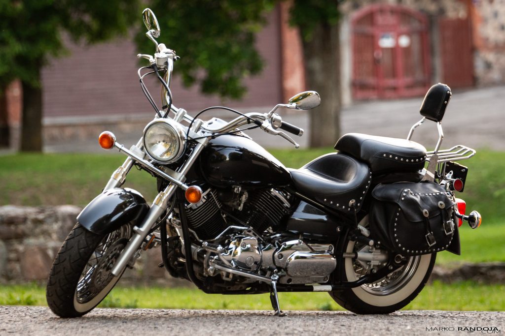 Dzopper stiilis must mootorratas parkimas lossi ees