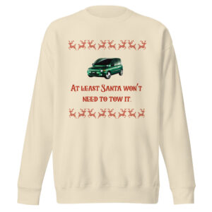 Beež, liivakarva heledas toonis kole jõulu kampsun rohelise Multipla pildiga ja naljaga “At least Santa won’t need to tow it”, pluss punased pikslilised põhjapõdrad ekstra koleduspunktideks