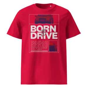 Punane orgaanilisest puuvillast T-särk Born To Drive disainiga, millel on filtriga töödeldud Audi 80 B4 Competition / S2 stiilis esiotsa pilt, suur slogani tekst ja väike tagantvaate pilt all paremal.