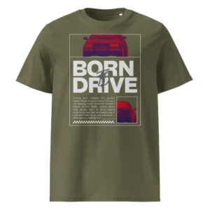 Tumeroheline ehk khaki värvi orgaanilisest puuvillast T-särk Born To Drive disainiga, millel on filtriga töödeldud Audi 80 B4 Competition / S2 stiilis esiotsa pilt, suur slogani tekst ja väike tagantvaate pilt all paremal.