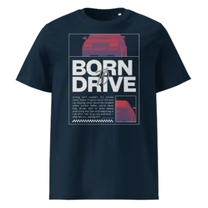 Tumesinine orgaanilisest puuvillast T-särk Born To Drive disainiga, millel on filtriga töödeldud Audi 80 B4 Competition / S2 stiilis esiotsa pilt, suur slogani tekst ja väike tagantvaate pilt all paremal.
