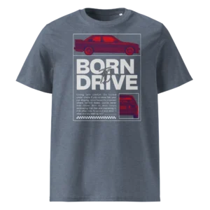 Hallikas sinine orgaanilisest puuvillast T-särk Born To Drive disainiga, millel on filtriga töödeldud BMW E30 M3 külgvaade, suur slogani tekst ja väike tagantvaate pilt all paremal.