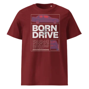 Tumepunane orgaanilisest puuvillast T-särk Born To Drive disainiga, millel on filtriga töödeldud BMW E30 M3 külgvaade, suur slogani tekst ja väike tagantvaate pilt all paremal.