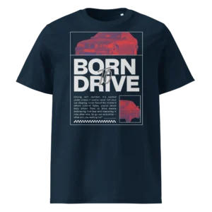 Tumesinise t-särgi põhipilt (särgi kujundus) „Born To Drive BMW E36 M3 graafiline kujundus filtriga töödeldud punase BMW E36 M3 esivaatega ja suure slogani tekstiga.“ Ülemine suur autopilt „Filtriga töödeldud BMW E30 M3 esivaade punastes toonides mustal taustal.“ Alumine väike autopilt „Filtriga töödeldud BMW E30 M3 tagantvaade parema nurga alt punastes toonides.“