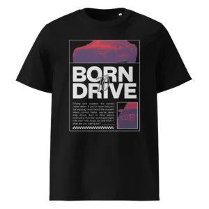 Must Born To Drive t-särgi disain, millel onkõige üleval punase filtriga 5. põlvkonna Ford Mustangi esiosa ja külg diagonaalvaates, suure tüpograafiaga hüüdlause Born To Drive. Selle all on motiveeriv tekst inglise keeles. Sõitmine pole mugavius. See on kaos kontrolli all. Kui sa pole kunagi tundnud, kuidas auto hakkab libisema… kui sa pole kogenud hetke, mil kontroll näib kadumas – siis sa pole veel päriselt sõitnud. Born to drive tähendab selle hirmu omaks võtmist ja selle valitsemist, kilomeeter kilomeetri järel. Nii et mine ja sõida — mida sa veel ootad? Selle kõrval veel väike pilt Mustangi tagaosast nii, et valge ruudu sees on näha vaid ikooniline Mustangi tagatuli.