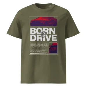 Tumeroheline Born To Drive t-särgi disain, millel onkõige üleval punase filtriga 5. põlvkonna Ford Mustangi esiosa ja külg diagonaalvaates, suure tüpograafiaga hüüdlause Born To Drive. Selle all on motiveeriv tekst inglise keeles. Sõitmine pole mugavius. See on kaos kontrolli all. Kui sa pole kunagi tundnud, kuidas auto hakkab libisema… kui sa pole kogenud hetke, mil kontroll näib kadumas – siis sa pole veel päriselt sõitnud. Born to drive tähendab selle hirmu omaks võtmist ja selle valitsemist, kilomeeter kilomeetri järel. Nii et mine ja sõida — mida sa veel ootad? Selle kõrval veel väike pilt Mustangi tagaosast nii, et valge ruudu sees on näha vaid ikooniline Mustangi tagatuli.
