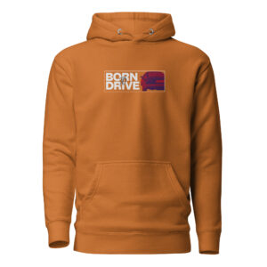 Pruunikas Born To Drive kapuutsiga pusa esikülg, millel trükitähtedega BORN TO DRIVE ja selle kõrval Audi 200 pilt tagantvaates.