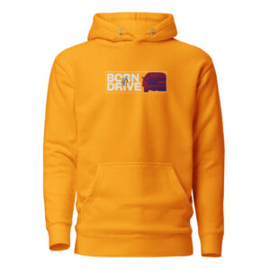 Kollane või kuldne Born To Drive kapuutsiga pusa esikülg, millel trükitähtedega BORN TO DRIVE ja selle kõrval Audi 200 pilt tagantvaates.