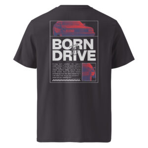 Antratsiit hall T-särk, mille seljal on suur kujundus tekstiga ‘Born To Drive’, suure punase-sinise tooniga Audi 200 pilt ning motiveeriv tekst sõidurõõmu ja kontrolli kohta.