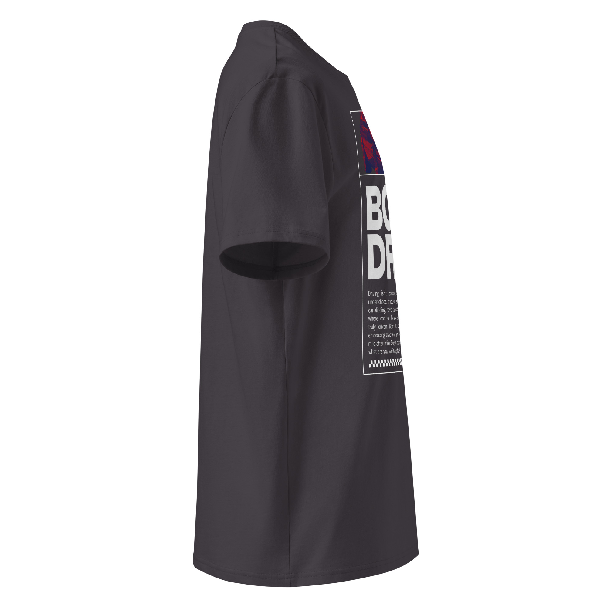 Külgvaade vasakult antratsiit (tumehall) värvi unisex t-särgist, millel on natuke näha esikülje disaini ja mõnda tähte sloganist Born To Drive