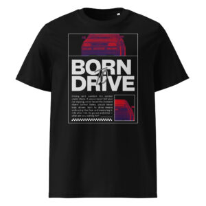 Must orgaanilisest puuvillast T-särk Born To Drive disainiga, millel on filtriga töödeldud Audi 80 B4 Competition / S2 stiilis esiotsa pilt, suur slogani tekst ja väike tagantvaate pilt all paremal.