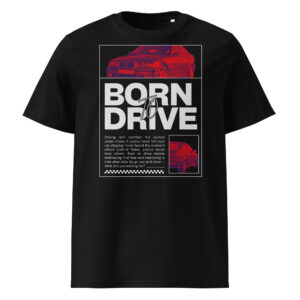 Musta t-särgi põhipilt (särgi kujundus) „Born To Drive BMW E36 M3 graafiline kujundus filtriga töödeldud punase BMW E36 M3 esivaatega ja suure slogani tekstiga.“ Ülemine suur autopilt „Filtriga töödeldud BMW E30 M3 esivaade punastes toonides mustal taustal.“ Alumine väike autopilt „Filtriga töödeldud BMW E30 M3 tagantvaade parema nurga alt punastes toonides.“