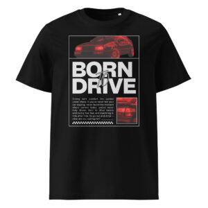 Must Born To Drive t-särgi disain punase filtriga VW Corrado II generatsioonist (1995), ülaosas esiosa ja külgvaade, all suur tekst “Born To Drive” ning kõrval detailipilt Corrado ikoonilisest tagaosast.