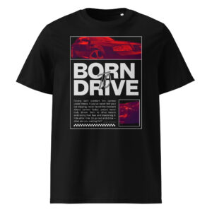 Must Born To Drive t-särgi disain punase filtriga Audi A6 V8 Quattro esiosa lähivaates. Keskel suur tekst “Born To Drive”, all ingliskeelne motiveeriv tekst sõitmise ja kontrolli kohta ning paremal väike detailipilt auto tagaosast, mis viitab S6 ja RS6 kerejoontele.