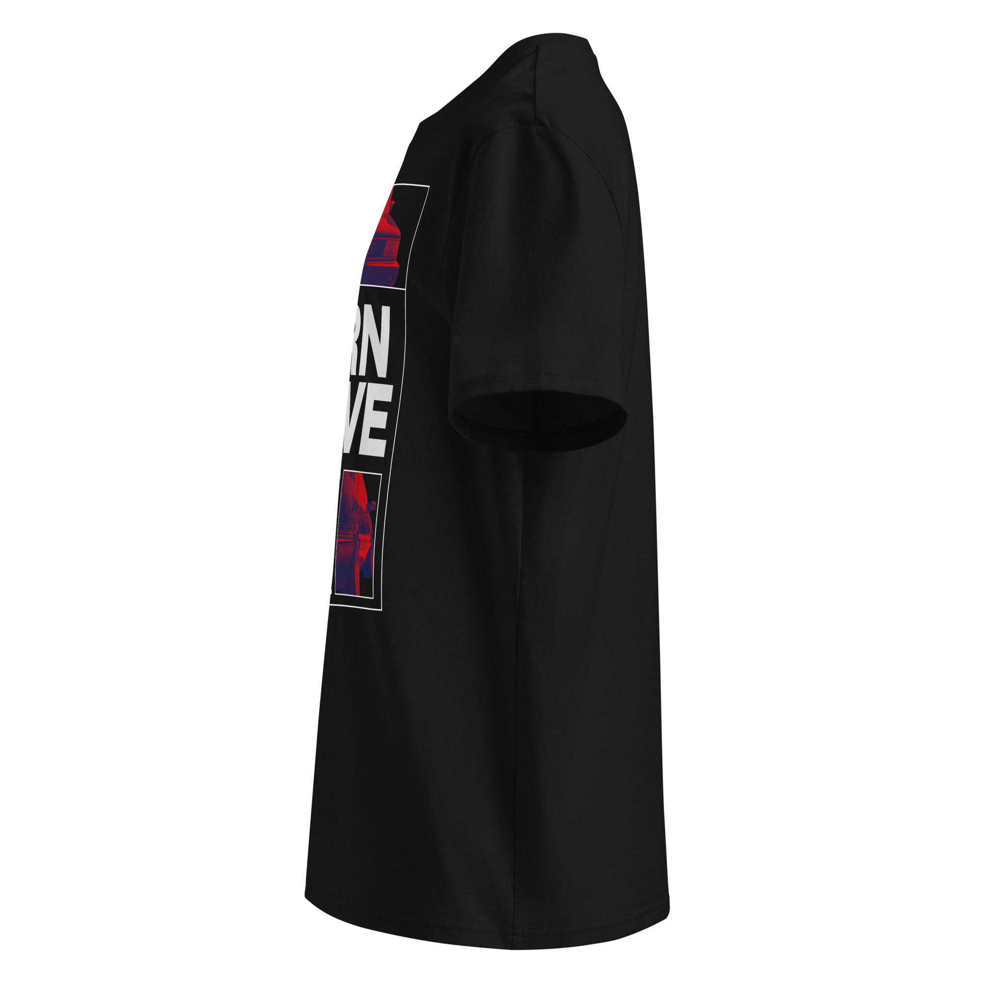 Külgvaade vasakult musta värvi unisex t-särgist, millel on natuke näha esikülje disaini ja mõnda tähte sloganist Born To Drive