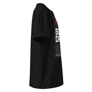 Külgvaade paremalt musta värvi unisex t-särgist, millel on natuke näha esikülje disaini ja mõnda tähte sloganist Born To Drive