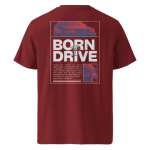 Tumepunane T-särk, mille seljal on suur kujundus tekstiga ‘Born To Drive’, suure punase-sinise tooniga Audi 200 pilt ning motiveeriv tekst sõidurõõmu ja kontrolli kohta.