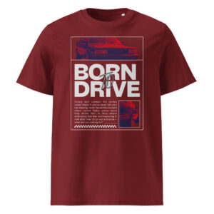 Burgundia värvi (tumepunane) unisex t-särk retro stiilis punasest autost AUDI 200 20v Quattro, mille värvi on rikastatud sinise ja punase värvifiltriga ning suure kirjaga ‘Born to Drive’, mille all on motiveeriv tsitaat sõitmise ja kirgliku autokultuuri kohta.
