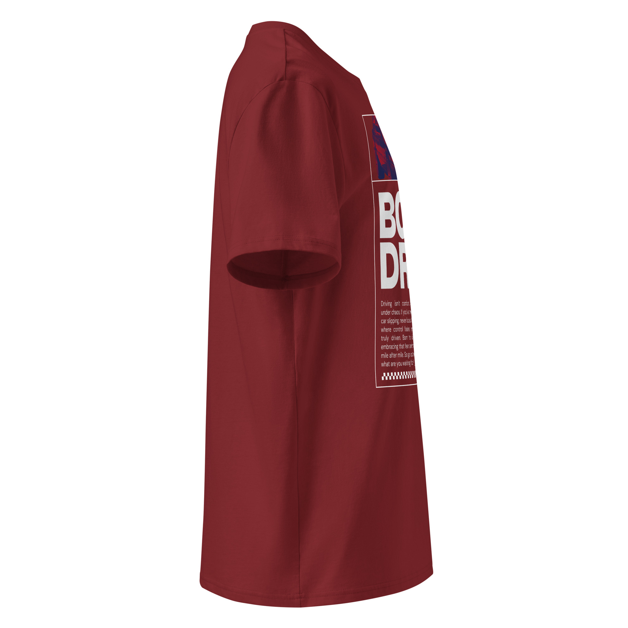 Külgvaade paremalt burgundia punast (tumepunast) värvi unisex t-särgist, millel on natuke näha esikülje disaini ja mõnda tähte sloganist Born To Drive