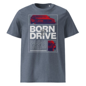Tumesinakas unisex t-särk retro stiilis punasest autost AUDI 200 20v Quattro, mille värvi on rikastatud sinise ja punase värvifiltriga ning suure kirjaga ‘Born to Drive’, mille all on motiveeriv tsitaat sõitmise ja kirgliku autokultuuri kohta.