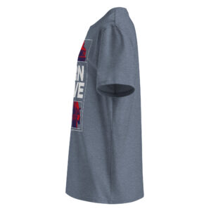 Külgvaade vasakult sinakas halli värvi unisex t-särgist, millel on natuke näha esikülje disaini ja mõnda tähte sloganist Born To Drive