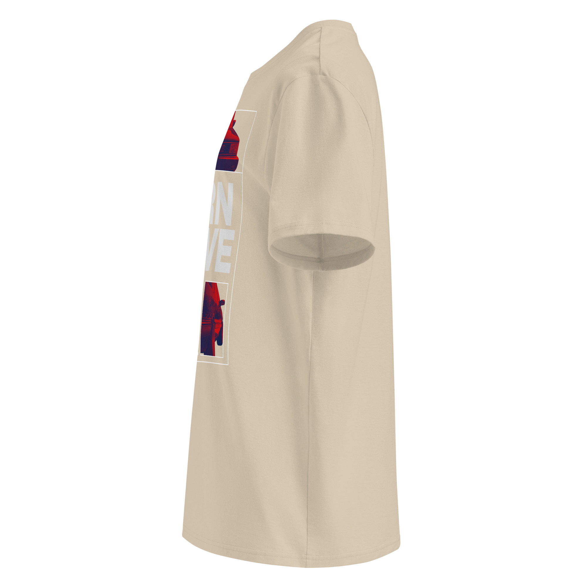 Külgvaade vasakult beeži värvi unisex t-särgist, millel on natuke näha esikülje disaini ja mõnda tähte sloganist Born To Drive