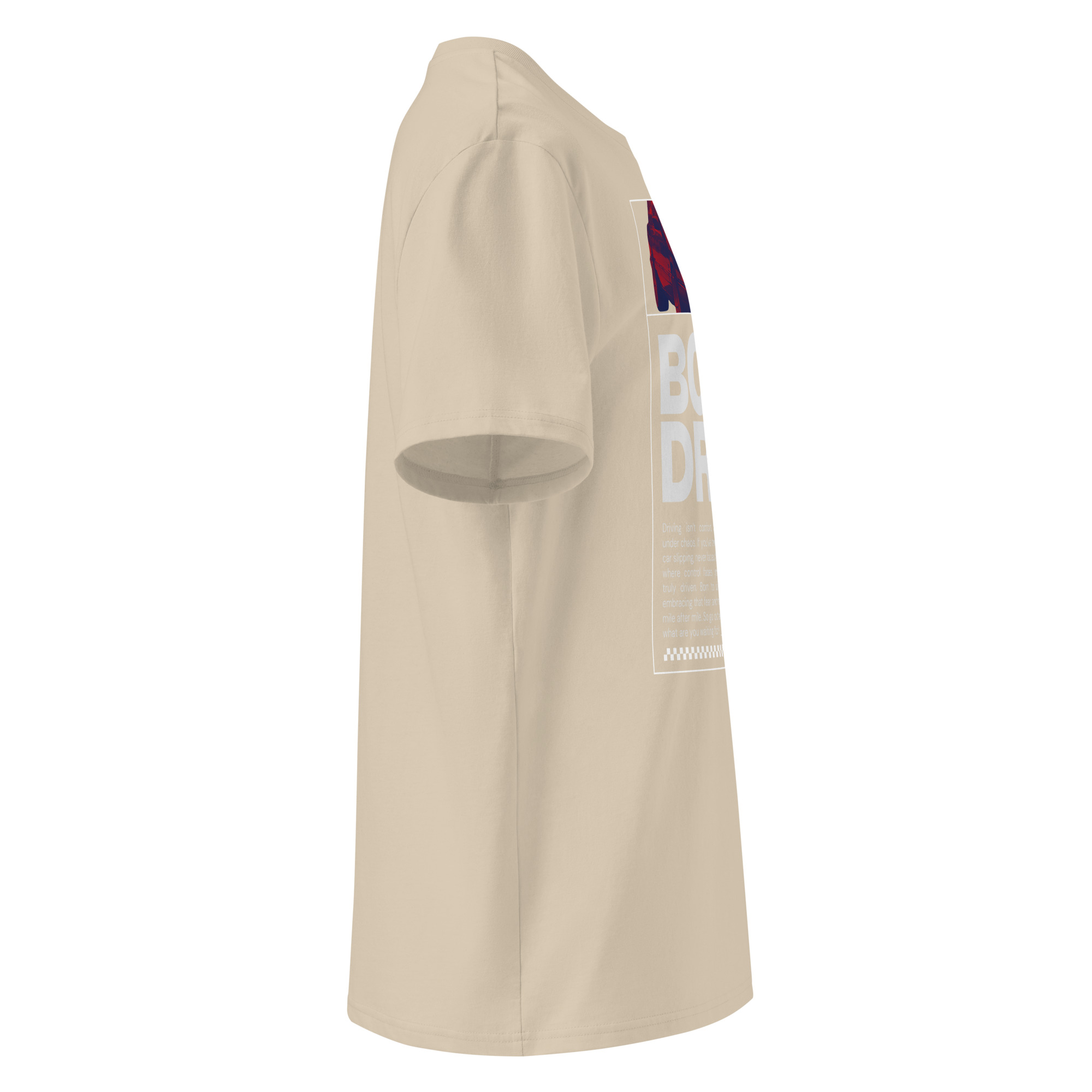 Külgvaade paremalt beeži värvi unisex t-särgist, millel on natuke näha esikülje disaini ja mõnda tähte sloganist Born To Drive