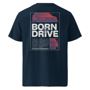 Prantsuse mereväe sinine (tumesinine) T-särk, mille seljal on suur kujundus tekstiga ‘Born To Drive’, suure punase-sinise tooniga Audi 200 pilt ning motiveeriv tekst sõidurõõmu ja kontrolli kohta.