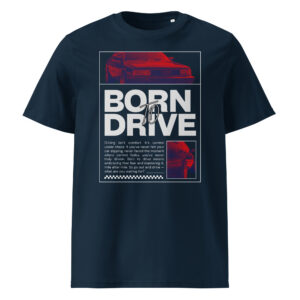Prantsuse mereväe sinine unisex t-särk retro stiilis punasest autost AUDI 200 20v Quattro, mille värvi on rikastatud sinise ja punase värvifiltriga ning suure kirjaga ‘Born to Drive’, mille all on motiveeriv tsitaat sõitmise ja kirgliku autokultuuri kohta.