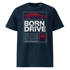 Tumesinine Born To Drive graafiline kujundus filtriga töödeldud Audi V8 külgvaatega, suure slogani tekstiga ja väikese tagantvaate pildiga alumises paremas nurgas.