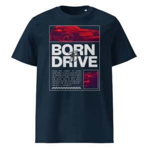 Tumesinine Born To Drive t-särgi disain punase filtriga Audi A6 V8 Quattro esiosa lähivaates. Keskel suur tekst “Born To Drive”, all ingliskeelne motiveeriv tekst sõitmise ja kontrolli kohta ning paremal väike detailipilt auto tagaosast, mis viitab S6 ja RS6 kerejoontele.