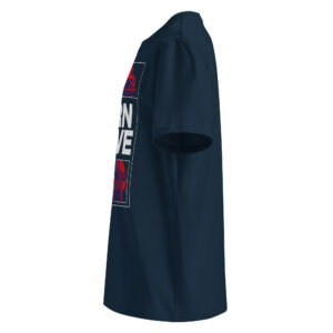 Külgvaade vasakult tumesinist (prantsuse mereväe sininst) värvi unisex t-särgist, millel on natuke näha esikülje disaini ja mõnda tähte sloganist Born To Drive