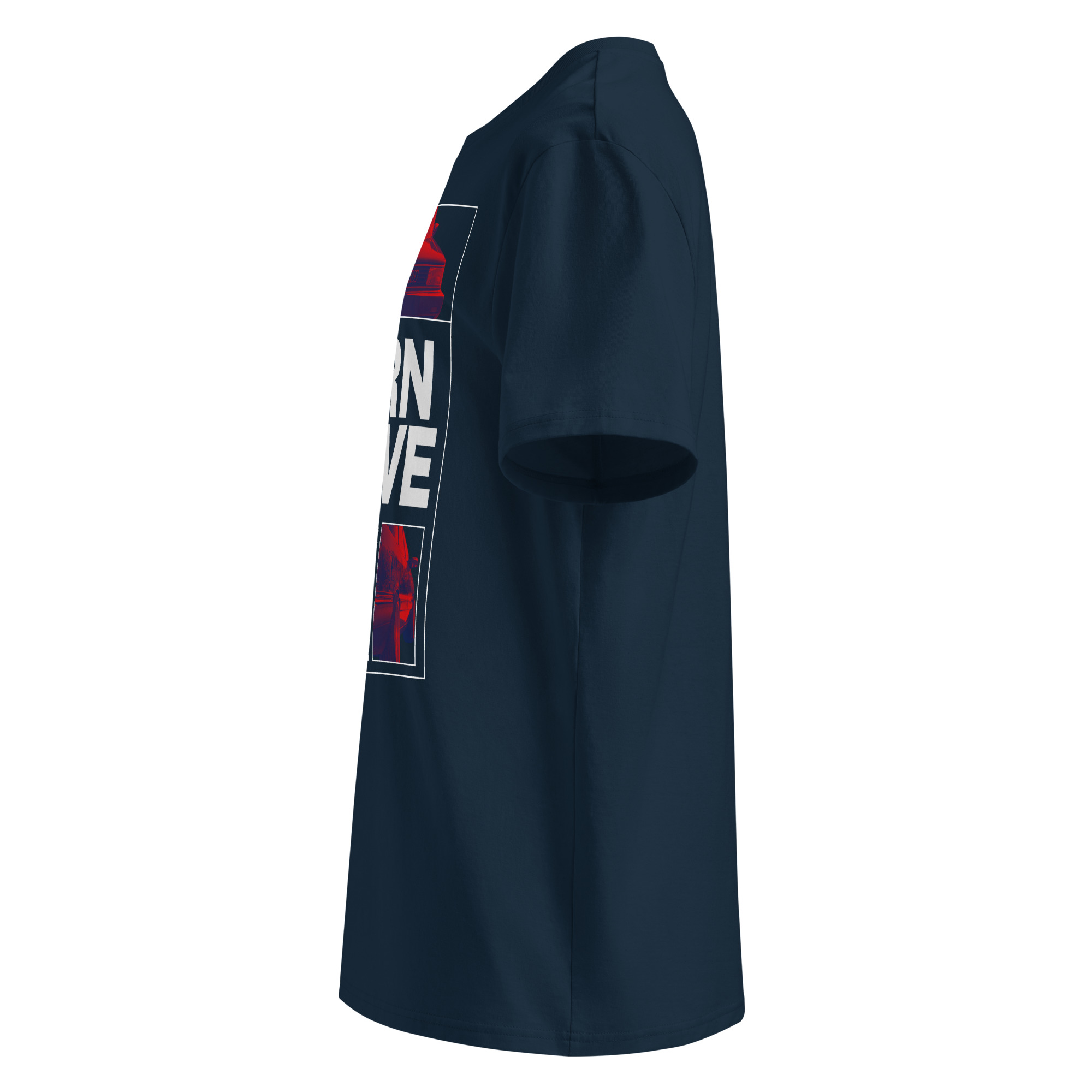 Külgvaade vasakult tumesinist (prantsuse mereväe sininst) värvi unisex t-särgist, millel on natuke näha esikülje disaini ja mõnda tähte sloganist Born To Drive