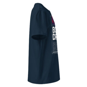 Külgvaade paremalt tumesinist (prantsuse mereväe sininst) värvi unisex t-särgist, millel on natuke näha esikülje disaini ja mõnda tähte sloganist Born To Drive