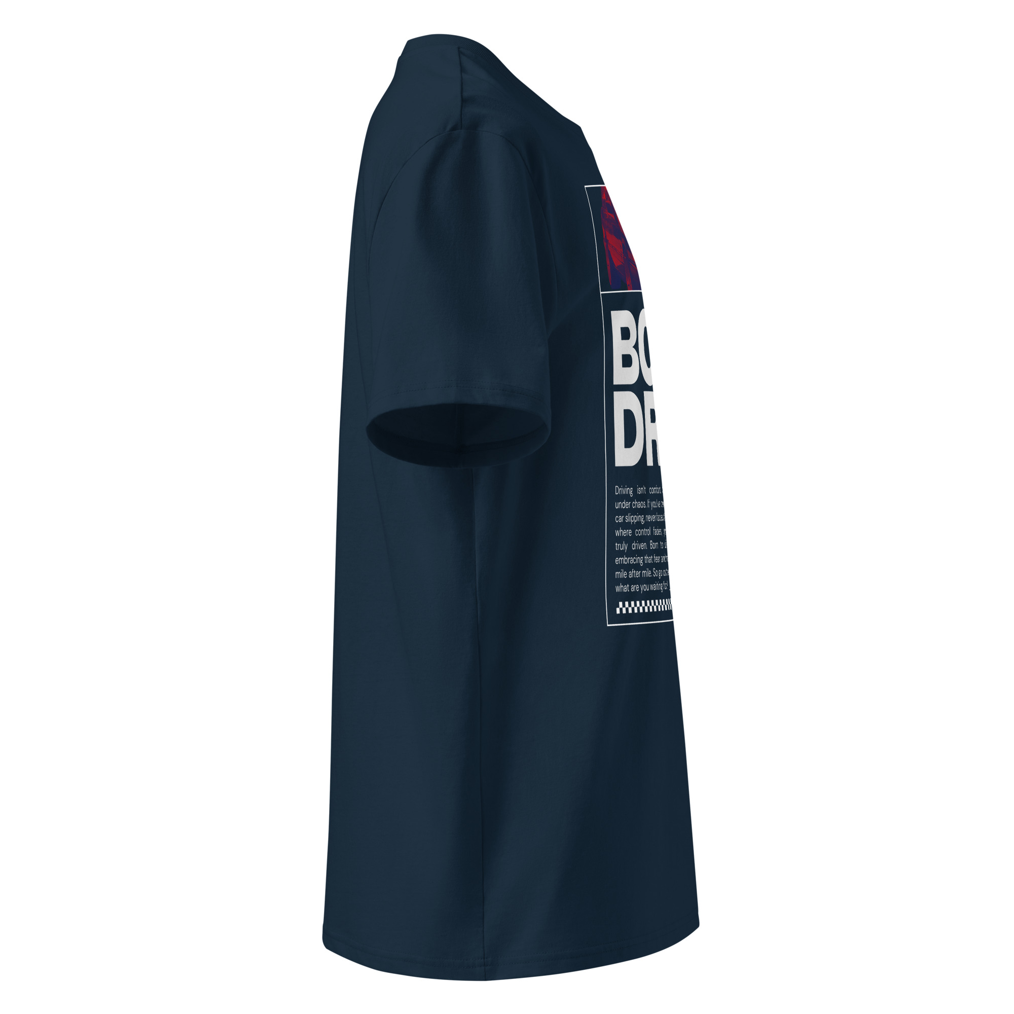 Külgvaade paremalt tumesinist (prantsuse mereväe sininst) värvi unisex t-särgist, millel on natuke näha esikülje disaini ja mõnda tähte sloganist Born To Drive
