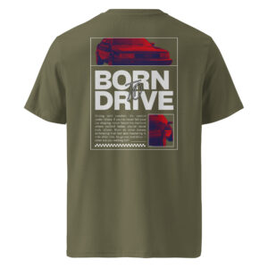 Khaki (tumeroheline) T-särk, mille seljal on suur kujundus tekstiga ‘Born To Drive’, suure punase-sinise tooniga Audi 200 pilt ning motiveeriv tekst sõidurõõmu ja kontrolli kohta.