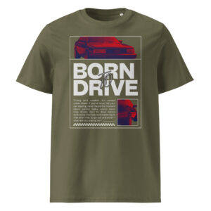 Khaki värvi unisex t-särk retro stiilis punasest autost AUDI 200 20v Quattro, mille värvi on rikastatud sinise ja punase värvifiltriga ning suure kirjaga ‘Born to Drive’, mille all on motiveeriv tsitaat sõitmise ja kirgliku autokultuuri kohta.