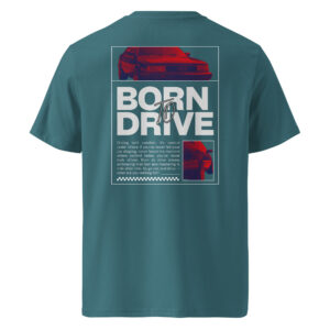 Rohekas T-särk, mille seljal on suur kujundus tekstiga ‘Born To Drive’, suure punase-sinise tooniga Audi 200 pilt ning motiveeriv tekst sõidurõõmu ja kontrolli kohta.