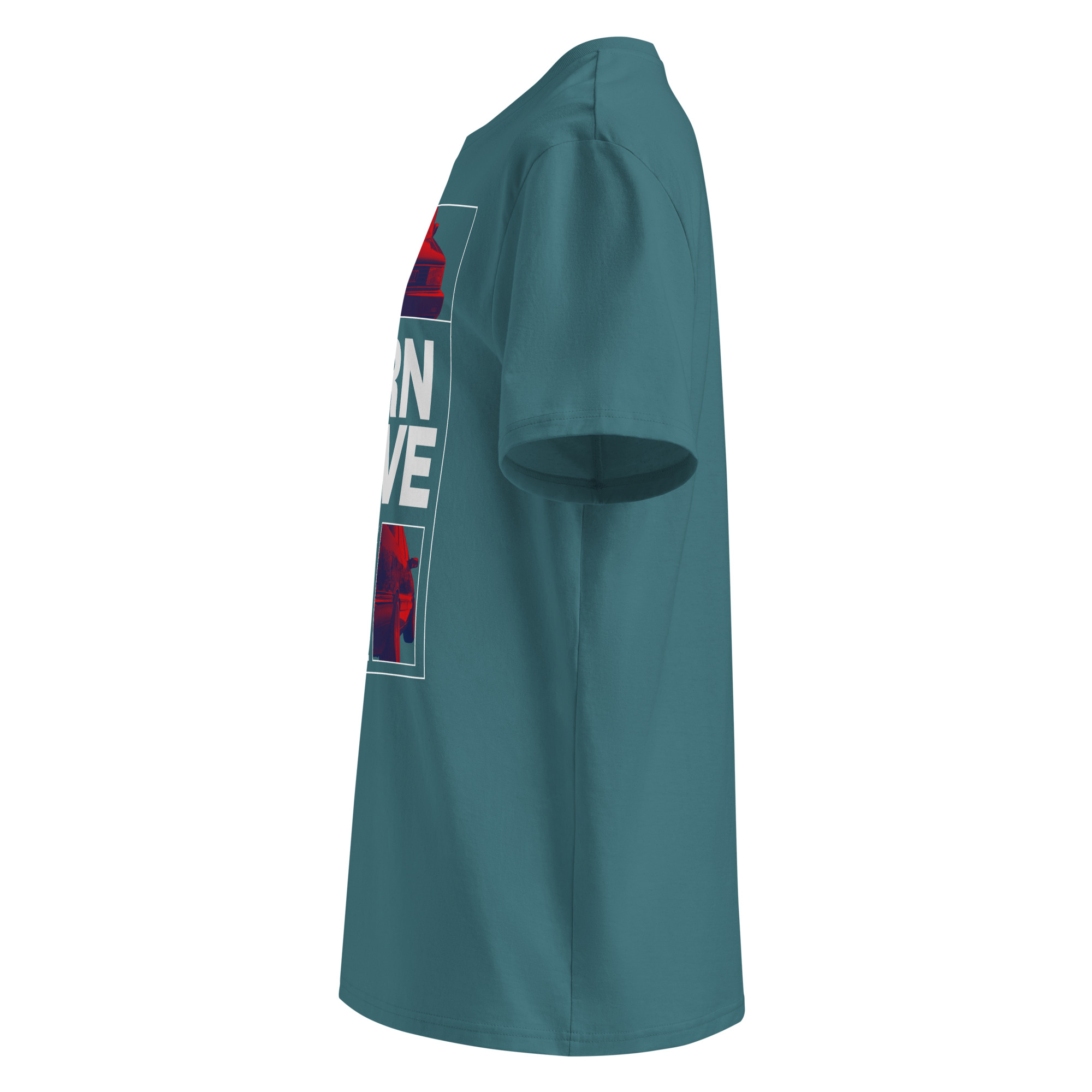 Külgvaade vasakult rohekas sinist värvi unisex t-särgist, millel on natuke näha esikülje disaini ja mõnda tähte sloganist Born To Drive