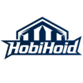 Pildil on mitmekülgsust kujutav sporditiimi stiilis logo, mis iseloomustab hästi tegevusala autode ja mootorrataste hoiustamine, kuid sobib samas ka hästi autoteemaliste riiete müügiks, sest sellel on tekst kursiivis - HobiHoid ja selle taga HH tähed, mis kujutavad ühteaegu maja, tõstuki poste (hoiustamine riiulites), aga ka stiilset fonti, mis on popp ja noortepärane.